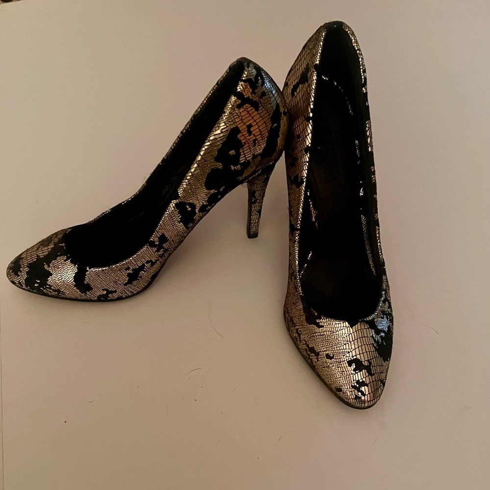 Colin Stuart Gold and Black Patterned High Heel Pumps